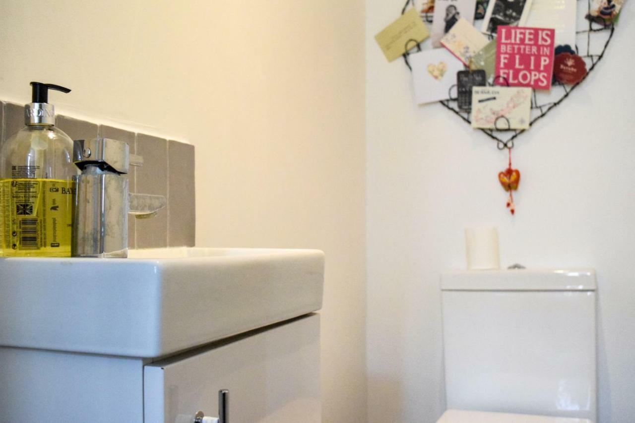 3 Bedroom Family House With A Superb Kitchen And Garden Londen Buitenkant foto