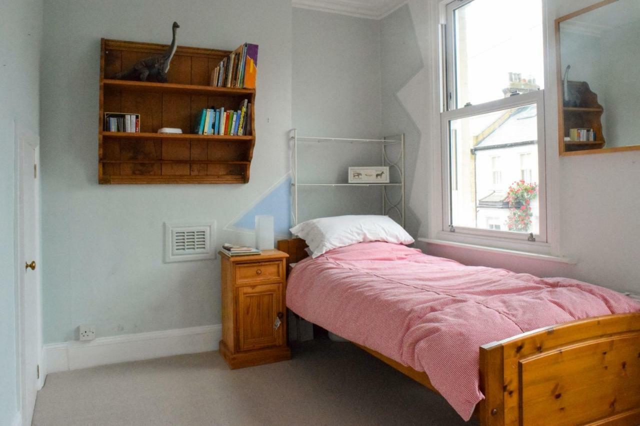 3 Bedroom Family House With A Superb Kitchen And Garden Londen Buitenkant foto
